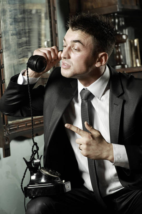 西方人,一个人,坐,闭眼,说,打电话,竖图,室内,白天,正面,衬衫,西装,讨论,电话,椅子,欧洲,欧洲人,仅一个男性,仅一个人,握,套装,正装,中间,墙,领带,拿,听,拿着,职业装,通讯设备,墙壁,墙面,仅一个年轻男性,话筒,电话线,握着,固定电话,象征,庄重,身份,间谍,正式,地位,交流,男人,男性,年轻男性,白种人,电话机,闭眼睛,闭着眼,闭着眼睛,沟通,讲话,交谈,商讨,说话,谈话,通话,坐着,半身,彩图,衬衣,斥候,奸细,探子,细作,特工,特务