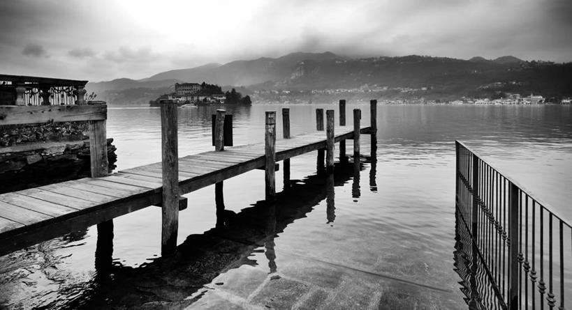 无人,码头,横图,黑白,室外,白天,正面,旅游,度假,湖,湖泊,美景,水,港口,意大利,欧洲,湖面,景观,水流,水面,乌云,云,阴天,云朵,云彩,娱乐,天空,自然,湖水,天,享受,休闲,景色,放松,昏暗,阴沉,南欧,自然风光,意大利共和国,皮埃蒙特大区,皮埃蒙特,涧,山涧,溪涧,摆渡口,埠头,渡口,渡头,港湾,海港,货运码头,口岸,商港,圣朱廖,诺瓦拉省