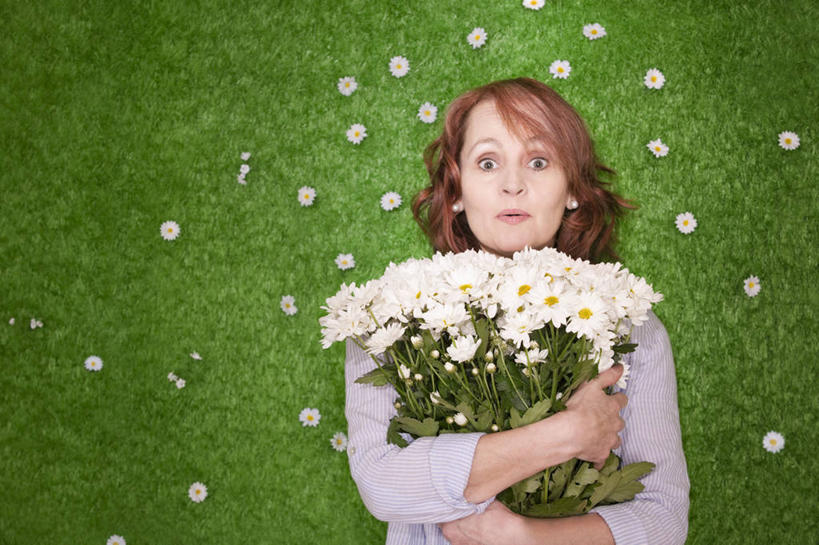 西方人,一个人,躺,抱,横图,俯视,室内,白天,快乐,幸福,草地,草坪,植物,欧洲,欧洲人,仅一个女性,仅一个人,服装,盛开,玛格丽特,花蕾,注视,休闲装,草,雏菊,花,花瓣,花朵,鲜花,衣服,绿色,白色,花苞,花蕊,观察,看,仅一个中年女性,休闲,休闲服,菊花,活力,摄影,服饰,影棚,抱着,观看,希望,吃惊,受惊,察看,搂着,坚强,关注,和平,离别,延命菊,幸福花,春菊,马兰头花,暗恋,纯情,单恋,卧着,天真,女人,女性,中年女性,白种人,搂,搂抱,躺着,卧,半身,彩图,高角度拍摄,影棚拍摄,愉快,拍摄