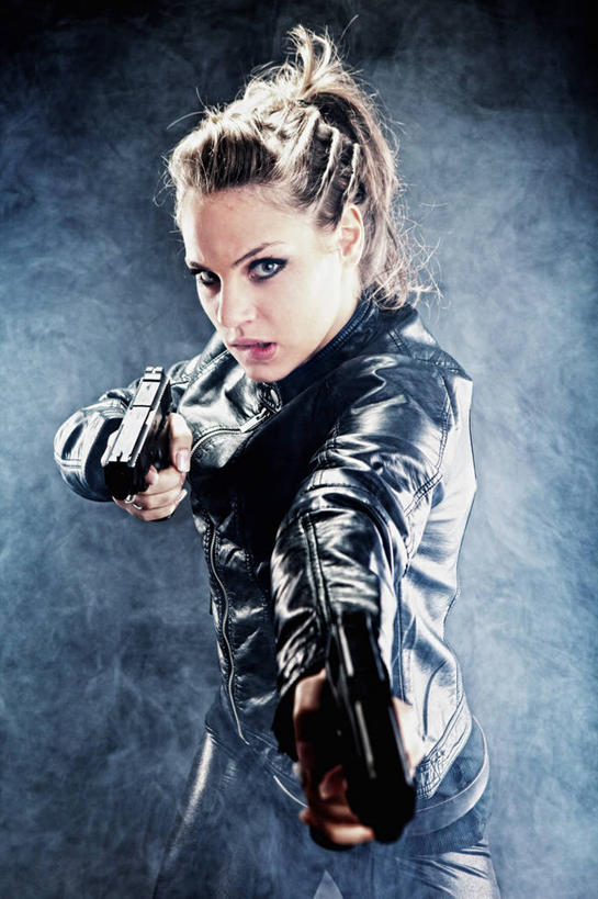 西方人,一个人,站,竖图,室内,白天,正面,化妆,美容,游戏,安全,玩具,欧洲,欧洲人,仅一个年轻女性,仅一个女性,仅一个人,护肤,握,阴影,服装,反射,影子,墙,防护,拿,玩,拿着,注视,休闲装,娱乐,墙壁,墙面,衣服,彩妆,手套,观察,看,站着,保养,享受,休闲,休闲服,放松,益智,握着,保健,服饰,观看,活动,保护,察看,发泄,关注,消遣,智力,弹弓,保险,养颜,冷兵器,宣泄,保全,周全,安稳,安定,防护手套,游戏工具,远射兵器,平安,年轻女性,女人,女性,白种人,玩耍,嬉戏,站立,半身,彩图