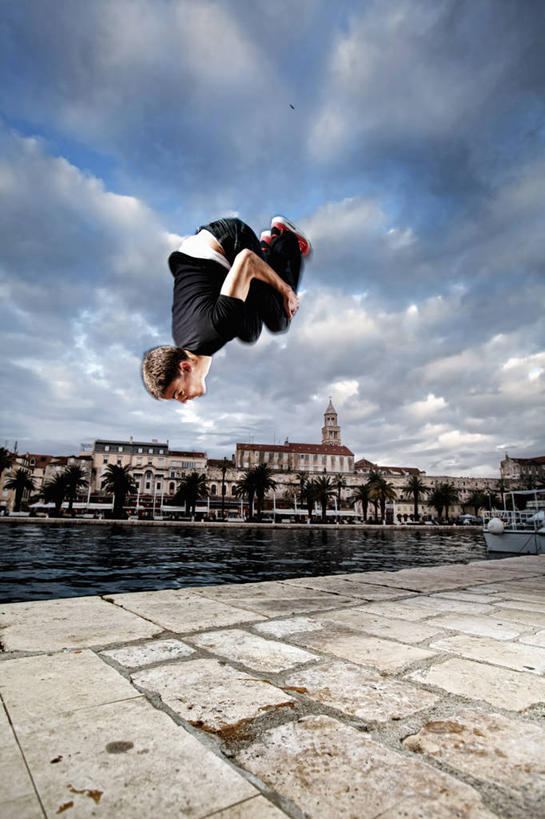 西方人,一个人,家,跳,竖图,室外,白天,仰视,锻炼,跳舞,运动,河流,水,欧洲,欧洲人,仅一个男性,仅一个人,翻,阴影,服装,光线,影子,房屋,屋子,河水,水流,云,云朵,公寓,地面,滚,云彩,休闲装,洋房,楼房,住宅,仅一个年轻男性,衣服,蓝色,白云,蓝天,天空,阳光,天,休闲,休闲服,服饰,晴朗,翻跟斗,翻跟头,舞姿,霹雳舞,翻筋斗,体育,男人,男性,年轻男性,白种人,晴空,卧,彩图,低角度拍摄,全身,健身,舞蹈,房子,转体