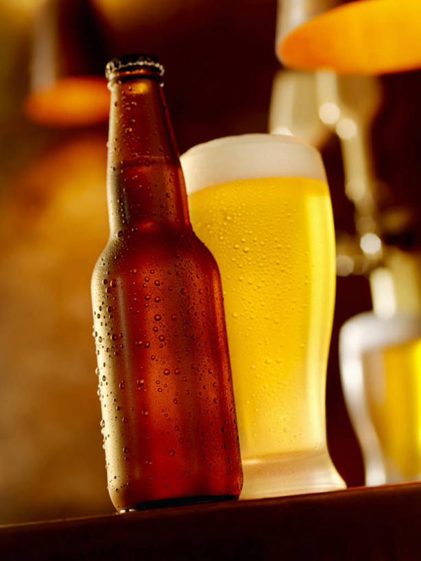啤酒,无人,酒吧,竖图,室内,特写,白天,正面,吧台,餐桌,桌子,杯子,阴影,朦胧,模糊,反射,影子,酒类,一杯,玻璃制品,酒,酒瓶,饮料,玻璃瓶,酒杯,啤酒杯,瓶子,服务台,餐台,一瓶,玻璃杯,彩图,酒吧间,酒馆,酒吧台