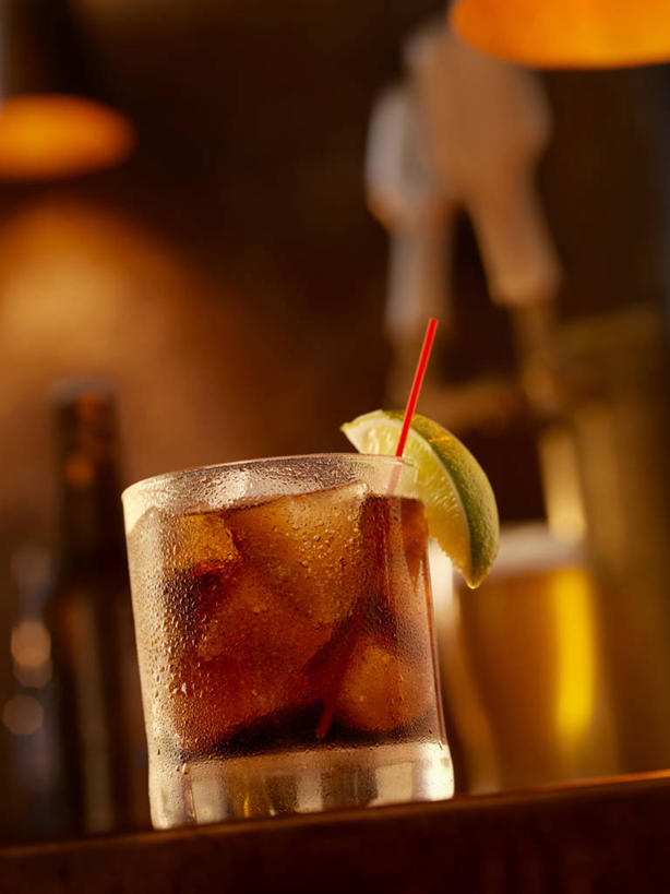 无人,酒吧,竖图,室内,特写,白天,正面,吧台,餐桌,桌子,杯子,水果,阴影,朦胧,模糊,新鲜,反射,影子,塑料,冰,生食,冰块,食品,果实,饮品,冷冻,可乐,玻璃制品,食物,饮料,水杯,塑料制品,吸管,碳酸饮料,服务台,寒冷,有机食品,绿色食品,冷藏,餐台,冰冷,空心,可口,酸橙,饮管,保鲜,代代,适口,玻璃杯,橙子,橙,彩图,酒吧间,酒馆,酒吧台,圆柱状