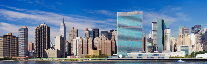 无人,高楼大厦,横图,全景,室外,白天,正面,度假,河流,美景,水,天际线,城市风光,标志建筑,城市,大厦,地标,建筑,摩天大楼,纽约,美国,阴影,光线,影子,河水,景观,水流,云,云朵,建筑群,曼哈顿,云彩,娱乐,建设,蓝色,白云,蓝天,天空,阳光,天,享受,休闲,景色,放松,晴朗,北美,北美洲,美洲,第五大道,帝国大厦,联合国总部,纽约州,帝国之州,帝国州,北亚美利加洲,亚美利加洲,帝国州大厦,纽约第五街,联合国大厦,纽约州大厦,晴空,彩图,大楼,高层建筑,高楼,摩天楼,美利坚合众国,曼哈顿岛