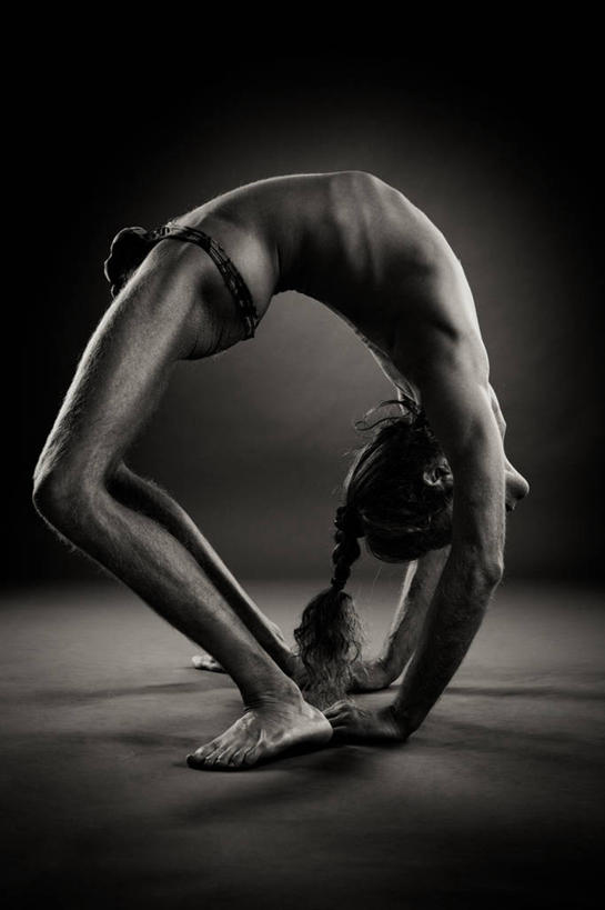 西方人,一个人,站,竖图,室内,白天,侧面,锻炼,瑜伽,运动,欧洲,欧洲人,仅一个男性,仅一个人,仅一个中年男性,弯腰,阴影,内裤,短裤,反射,影子,光脚,裸露,四角裤,站着,赤脚,养生,裸,弯身,体育,男人,男性,中年男性,白种人,站立,彩图,全身,健身,平口裤,孖烟囱