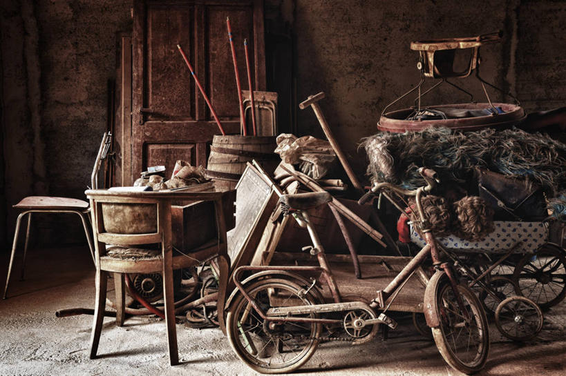 无人,横图,室内,白天,正面,柜子,桌面,桌子,自行车,椅子,金属制品,一堆,许多,堆叠,堆积,金属,木制,工具,木椅,墙,储物柜,很多,墙壁,墙面,车,脚踏车,木制品,交通工具,铁锹,堆,储存,载具,丢弃,农具,放弃,抛弃,耕具,摈弃,储备,蕴藏,贮备,彩图,屏弃,摈斥,摒除,贮存