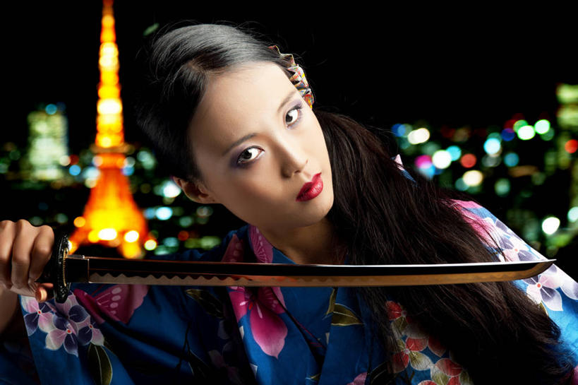 东方人,脸,头,脸颊,手,一个人,站,横图,室内,特写,夜晚,正面,民族服装,化妆,美容,竞争,东京,日本,亚洲,仅一个年轻女性,仅一个女性,仅一个人,对抗,护肤,握,阴影,和服,朦胧,模糊,冲突,光线,武士刀,影子,灯光,刀具,东京铁塔,芝公园,拿,拿着,扭头,注视,黄种人,破坏,肩膀,彩妆,刀,观察,看,站着,转头,保养,享受,休闲,手部,武器,放松,战争,握着,保健,服饰,观看,单手,东京塔,损坏,察看,攻击,威胁,对立,关注,矛盾,兵器,防御,东亚,养颜,日本刀,本州,吴服,唐草,唐花,唐锦,关东地方,本州岛,日本国,东京都,敌对,挫败,斗争,抗拒,抗衡,冷兵器,凶器,杀伤,威慑,东洋刀,东瀛刀,日本武士刀,县厅,港区,东京市,日本电波塔,危险,年轻女性,女人,女性,亚洲人,头部,脸部,脸蛋,面部,站立,半身,彩图,传统服装,民俗服