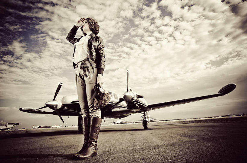 西方人,一个人,飞行员,机场,站,举,横图,室外,白天,仰视,制服,日落,飞机,飞机场,欧洲,欧洲人,仅一个年轻女性,仅一个女性,仅一个人,阴影,光线,影子,晚霞,霞光,云,云朵,落日,云彩,注视,航空,衣服,白云,阳光,黄昏,停机坪,交通工具,观察,看,托,站着,彩霞,战争,空军,观看,军人,战斗机,察看,敬礼,军装,关注,载具,军服,轰炸机,军用机,军用战斗机,攻击机,夕照,还礼,薄暮,年轻女性,女人,女性,白种人,飞行人员,夕阳,举起,举手,举着,向上举,向上伸,向上托,站立,彩图,低角度拍摄,全身,傍晚,飞机师,斜阳