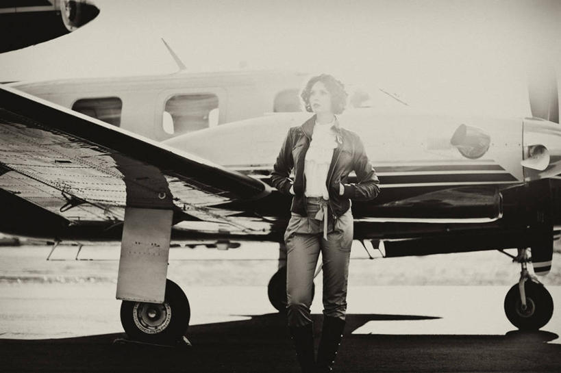 西方人,一个人,飞行员,机场,站,横图,室外,白天,正面,制服,飞机,飞机场,欧洲,欧洲人,仅一个年轻女性,仅一个女性,仅一个人,阴影,朦胧,模糊,光线,影子,注视,航空,衣服,阳光,停机坪,交通工具,观察,看,站着,战争,空军,观看,军人,战斗机,察看,军装,双手插袋,关注,载具,军服,手插袋,轰炸机,军用机,军用战斗机,双手抄兜,双手放兜,年轻女性,女人,女性,白种人,飞行人员,插兜,两手抄兜,两手放兜,手插兜,手放口袋,站立,半身,彩图,飞机师,手抄兜