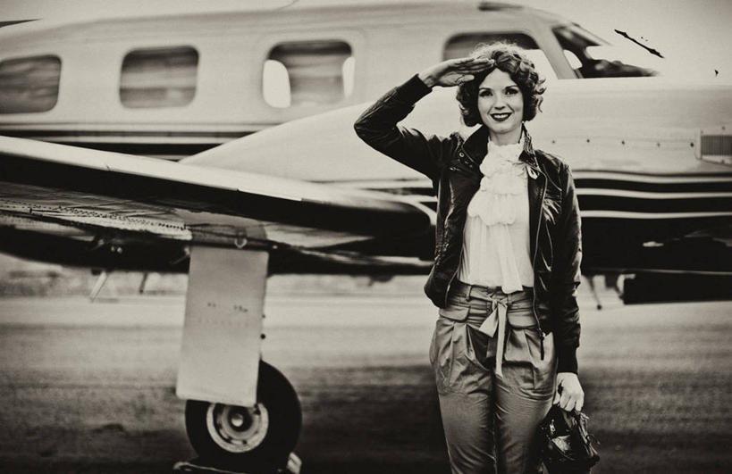 西方人,一个人,飞行员,机场,站,笑,微笑,露齿笑,横图,室外,白天,正面,制服,飞机,飞机场,欧洲,欧洲人,仅一个年轻女性,仅一个女性,仅一个人,握,朦胧,模糊,包,书包,拿,拿着,注视,航空,衣服,背包,停机坪,交通工具,观察,看,站着,战争,握着,空军,观看,军人,单肩包,战斗机,察看,敬礼,军装,关注,载具,军服,轰炸机,军用机,军用战斗机,还礼,年轻女性,女人,女性,白种人,飞行人员,站立,半身,彩图,飞机师