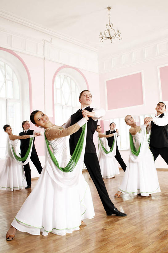 西方人,伙伴,朋友,跳舞者,站,握手,竖图,室内,白天,正面,晚礼服,西装,跳舞,友谊,照明,欧洲,欧洲人,套装,正装,墙,灯光,许多人,扭头,注视,职业装,吊灯,墙壁,墙面,灯,灯具,观察,看,站着,转头,一群人,观看,照亮,察看,现代舞,照明设备,关注,舞姿,国标舞,交际舞,交谊舞,华尔兹,圆舞,圆舞曲,社交舞,友情,男人,男性,年轻男性,年轻女性,女人,女性,白种人,舞蹈家,舞蹈演员,舞者,搀手,拉手,手拉手,手握手,站立,半身,彩图,晚宴服,舞会服,洋服,洋装,夜礼服,舞蹈,国际标准交谊舞,摩登社交舞,摩登舞,舞会舞,舞厅舞