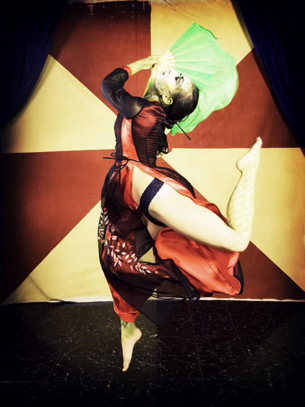 东方人,一个人,舞台,跳,闭眼,竖图,室内,白天,侧面,跳舞,亚洲,仅一个年轻女性,仅一个女性,仅一个人,阴影,服装,反射,扇子,影子,半空,抬腿,黄种人,光脚,文化,衣服,赤脚,服饰,衣着,穿着,舞姿,表演服,演出服,衣饰,道具服,年轻女性,女人,女性,亚洲人,表演台,闭眼睛,闭着眼,闭着眼睛,抬头,跳跃,仰头,彩图,全身,舞蹈,舞蹈用扇,舞蹈扇,绸舞扇,传统文化