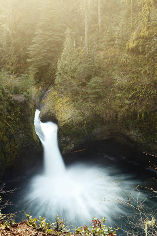 无人,竖图,俯视,室外,白天,旅游,度假,石头,美景,瀑布,树林,水,峡谷,植物,雾,美国,阴影,飞溅,朦胧,模糊,溅,光线,石子,液体,影子,高地,景观,水滴,山谷,娱乐,水珠,树,树木,绿色,阳光,自然,享受,休闲,景色,放松,生长,成长,迷雾,北美,北美洲,岩层,喷洒,自然风光,美洲,河谷,俄勒冈州,哥伦比亚河谷,俄勒冈,北亚美利加洲,亚美利加洲,落日之州,水獭之州,海狸州,哥伦比亚谷,哥伦比亚山谷,摩特诺玛瀑布,跌水,石块,岩石,大雾,彩图,高角度拍摄,美利坚合众国