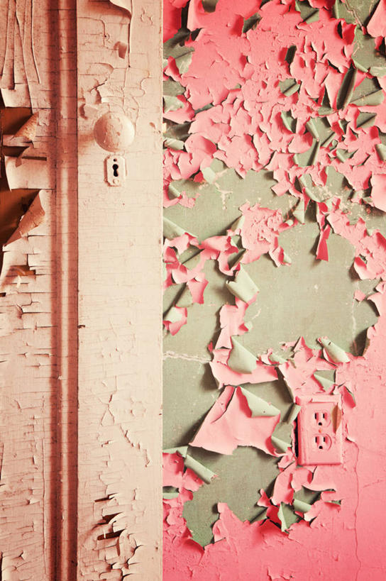 无人,竖图,室内,特写,白天,正面,门,静物,阴影,破旧,陈旧,反射,影子,墙,凌乱,墙壁,墙面,粉色,绿色,门框,混乱,残破,纷乱,缭乱,庞杂,彩图