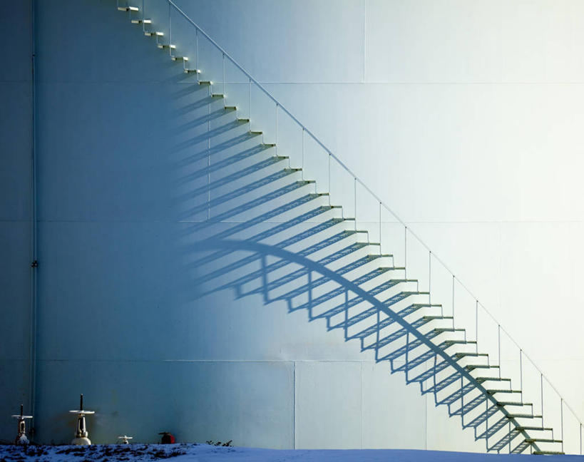 无人,栏杆,横图,室外,白天,正面,零件,电路,楼梯,关闭,阴影,反射,扶手,影子,阶梯,墙,护栏,开关,墙壁,墙面,台阶,按钮,容器,打开,油罐,储油罐,储藏,开启,储存,闭合,存油罐,贮油罐,彩图,贮存