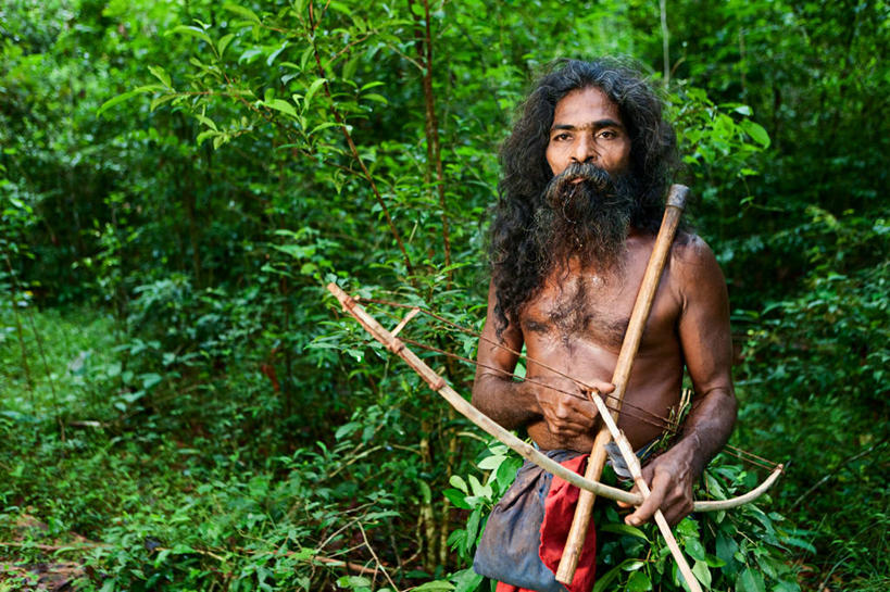 一个人,站,横图,室外,白天,正面,植物,亚洲,仅一个男性,仅一个人,仅一个中年男性,握,阴影,短裤,光线,弓箭,影子,拿,拿着,注视,裸露,树,树木,绿色,阳光,自然,观察,看,站着,握着,生长,成长,观看,察看,关注,裸,猎人,土著人,男人,男性,中年男性,亚洲人,印度人,站立,半身,彩图