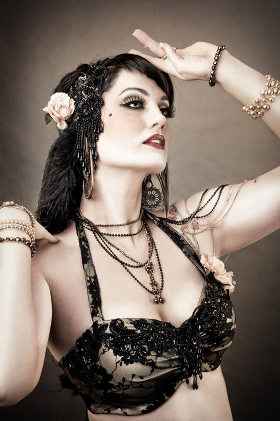 西方人,一个人,跳舞者,站,举,笑,微笑,露齿笑,竖图,室内,白天,正面,跳舞,项链,欧洲,欧洲人,仅一个年轻女性,仅一个女性,仅一个人,服装,盛开,头饰,花蕾,扭头,注视,装饰品,花,花瓣,花朵,鲜花,衣服,发夹,发饰,夹子,饰品,首饰,花苞,花蕊,观察,看,托,站着,转头,摄影,服饰,手镯,影棚,褐色背景,观看,察看,衣着,穿着,关注,舞姿,表演服,演出服,肚皮舞,衣饰,道具服,年轻女性,女人,女性,白种人,舞蹈家,舞蹈演员,舞者,举起,举手,举着,抬头,向上举,向上伸,向上托,仰头,站立,半身,彩图,影棚拍摄,拍摄,舞蹈