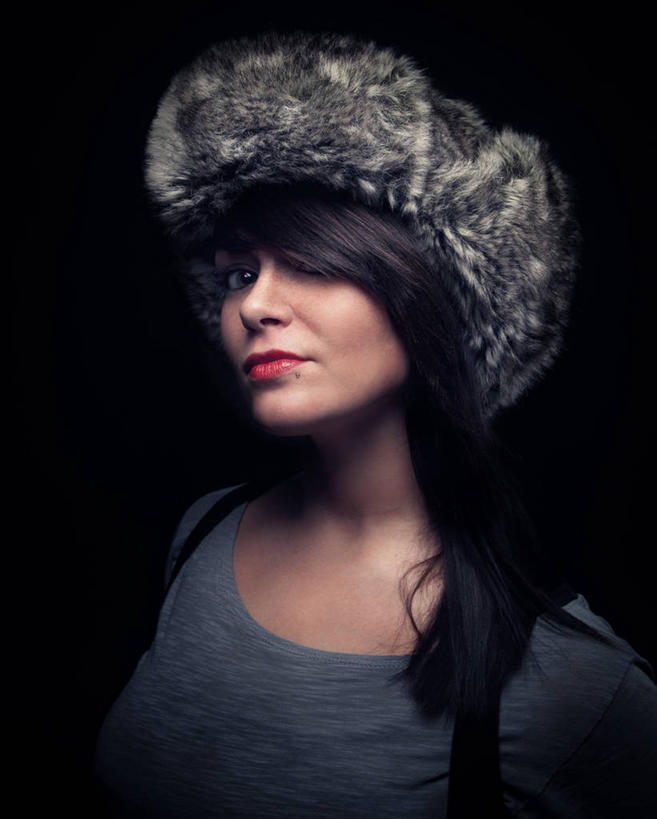 西方人,脸,头,脸颊,头发,一个人,站,笑,微笑,竖图,室内,特写,白天,正面,帽子,欧洲,欧洲人,仅一个年轻女性,仅一个女性,仅一个人,黑色背景,服装,扭头,注视,休闲装,肩膀,衣服,黑色,观察,看,站着,转头,休闲,休闲服,摄影,服饰,影棚,观看,察看,关注,裘皮帽,年轻女性,女人,女性,白种人,头部,长发,脸部,脸蛋,面部,抬头,仰头,站立,半身,彩图,影棚拍摄,拍摄