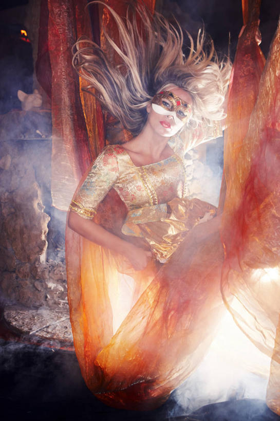 西方人,一个人,坐,竖图,室内,白天,正面,石头,纺织品,欧洲,欧洲人,仅一个女性,仅一个人,握,服装,装饰,布,面具,纱布,石子,墙,织物,扭头,注视,墙壁,墙面,衣服,扶,观察,看,转头,仅一个中年女性,握着,摄影,服饰,影棚,观看,华丽,修饰,布匹,点缀,察看,扶着,衣着,穿着,关注,薄纱,表演服,演出服,衬托,美观,雅致,雅观,衣饰,道具服,女人,女性,中年女性,白种人,石块,岩石,坐着,半身,彩图,影棚拍摄,拍摄,棉织品