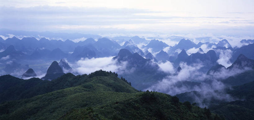 无人,横图,室外,白天,正面,旅游,度假,美景,山,山脉,树林,植物,雾,桂林,中国,亚洲,朦胧,模糊,景观,山峰,云,云朵,山峦,云彩,娱乐,树,树木,绿色,白云,自然,群山,享受,休闲,景色,放松,生长,成长,广西,迷雾,自然风光,东亚,阳朔,广西壮族自治区,中华人民共和国,桂林市,桂,华南地区,阳朔县,大雾,彩图,积云,浓积云