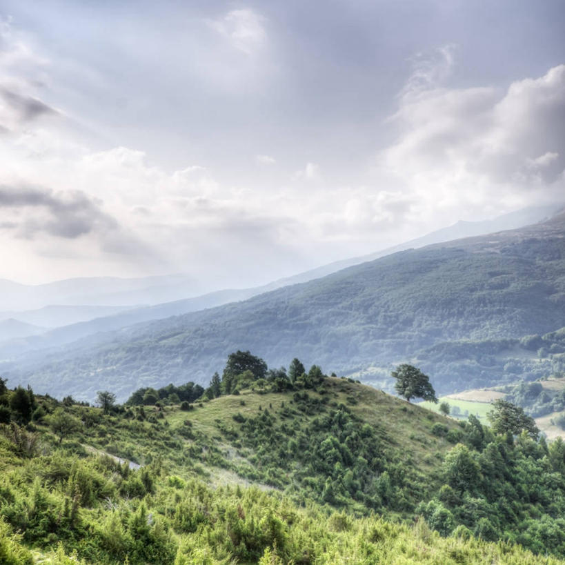 无人,方图,俯视,室外,白天,旅游,度假,美景,日落,山,山脉,树林,植物,欧洲,阴影,光线,影子,景观,山峰,晚霞,霞光,落日,山峦,娱乐,树,树木,绿色,阳光,自然,黄昏,群山,享受,休闲,景色,彩霞,放松,生长,成长,自然风光,东欧,夕照,薄暮,科索沃,科索沃共和国,夕阳,彩图,高角度拍摄,傍晚,斜阳