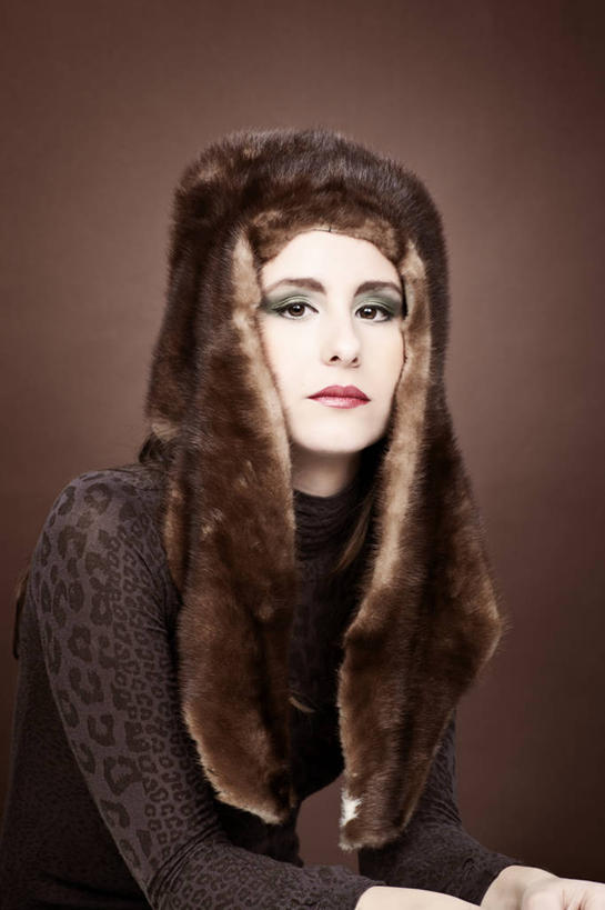 西方人,一个人,坐,竖图,室内,白天,正面,帽子,欧洲,欧洲人,仅一个年轻女性,仅一个女性,仅一个人,服装,扭头,注视,休闲装,衣服,观察,看,转头,休闲,休闲服,搭,摄影,服饰,影棚,褐色背景,观看,察看,搭着,关注,裘皮帽,年轻女性,女人,女性,白种人,坐着,半身,彩图,影棚拍摄,拍摄