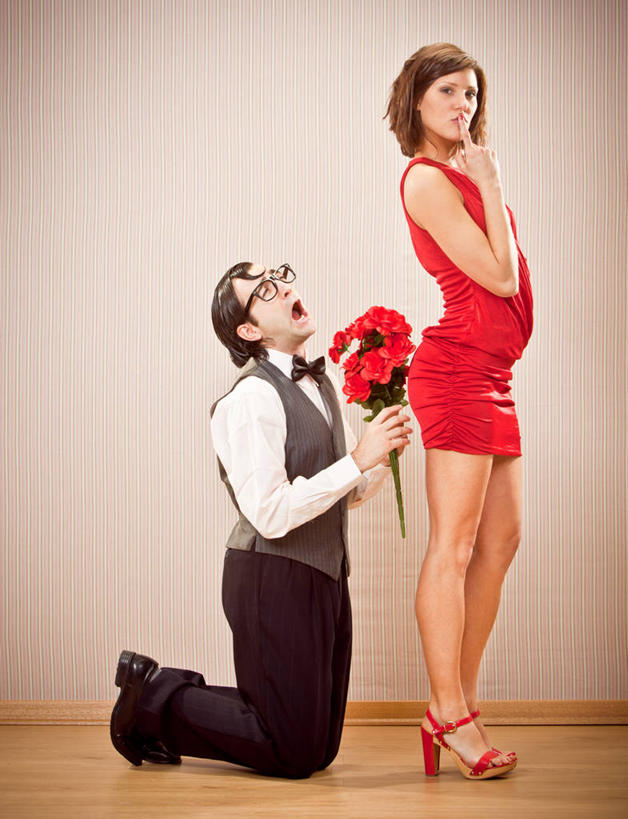 西方人,两个人,站,跪,竖图,室内,白天,白色背景,侧面,衬衫,裙子,爱情,幸福,纯洁,热情,地板,玫瑰,欧洲,欧洲人,许多,握,连衣裙,盛开,领结,眼镜,玫瑰花,地面,很多,浪漫,拿,花蕾,拿着,扭头,注视,木地板,花,花瓣,花朵,鲜花,红色,花苞,花蕊,观察,看,手势,站着,张嘴,转头,温暖,温馨,手指,安静,恩爱,握着,恋人,摄影,红玫瑰,影棚,观看,恳求,和睦,察看,象征,庄重,食指,关注,身份,感动,近视眼镜,张大嘴巴,尊敬,正式,地位,请求,哀求,天真,刺玫花,徘徊花,男人,男性,年轻男性,年轻女性,女人,女性,白种人,情侣,张开嘴,跪着,抬头,仰头,站立,彩图,全身,影棚拍摄,衬衣,拍摄,央求,要求,伴侣,融洽