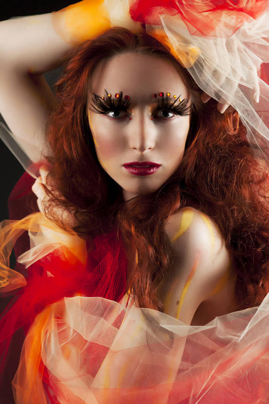 西方人,一个人,站,举,竖图,室内,白天,侧面,化妆,美容,纺织品,欧洲,欧洲人,仅一个年轻女性,仅一个女性,仅一个人,护肤,黑色背景,服装,布,纱布,织物,扭头,注视,衣服,彩妆,观察,看,托,站着,转头,保养,享受,休闲,放松,保健,摄影,服饰,影棚,观看,布匹,察看,衣着,穿着,关注,薄纱,表演服,演出服,养颜,衣饰,道具服,年轻女性,女人,女性,白种人,举起,举手,举着,向上举,向上伸,向上托,站立,半身,彩图,影棚拍摄,拍摄,棉织品