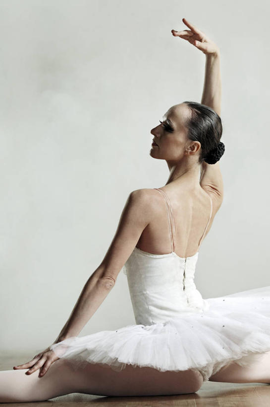 西方人,一个人,跳舞者,坐,举,竖图,室内,白天,白色背景,裙子,跳舞,芭蕾,欧洲,欧洲人,仅一个年轻女性,仅一个女性,仅一个人,扭头,注视,背面,观察,看,托,转头,劈叉,短裙,摄影,劈腿,影棚,观看,张开双腿,察看,关注,舞姿,芭蕾舞裙,芭蕾裙,展开双腿,芭蕾舞,年轻女性,女人,女性,白种人,舞蹈家,舞蹈演员,舞者,举起,举手,举着,向上举,向上伸,向上托,坐着,半身,彩图,影棚拍摄,拍摄,舞蹈,伸展双腿