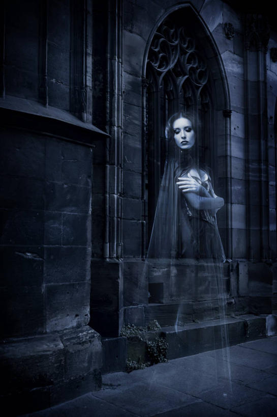 西方人,一个人,站,双手交叉,交叉,竖图,室内,白天,正面,裙子,门,欧洲,欧洲人,仅一个年轻女性,仅一个女性,仅一个人,连衣裙,朦胧,模糊,瓷砖,地砖,墙,地面,扭头,注视,墙壁,墙面,抹胸,门框,观察,看,站着,转头,观看,察看,双手抱胸,恐怖,关注,幽灵,斗篷,可怕,相交,交集,抹胸裙,可骇,大氅,鬼魂,年轻女性,女人,女性,白种人,站立,彩图,全身