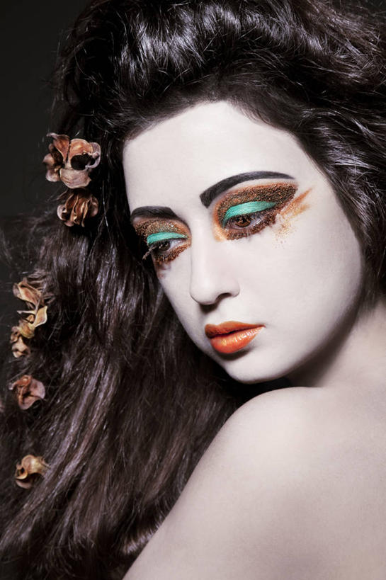 西方人,脸,头,脸颊,头发,一个人,坐,竖图,室内,特写,白天,侧面,化妆,美容,欧洲,欧洲人,仅一个年轻女性,仅一个女性,仅一个人,护肤,黑色背景,装饰,盛开,干枯,花蕾,扭头,注视,裸露,肩膀,花,花瓣,花朵,鲜花,黑色,彩妆,花苞,花蕊,观察,看,转头,保养,享受,休闲,眼影,放松,保健,摄影,影棚,观看,华丽,修饰,干涸,点缀,察看,凋谢,关注,裸,养颜,衬托,美观,雅致,雅观,枯槁,年轻女性,女人,女性,白种人,头部,长发,脸部,脸蛋,面部,坐着,半身,彩图,影棚拍摄,拍摄