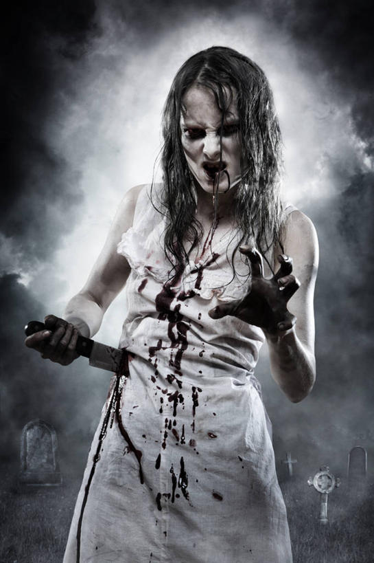 西方人,一个人,站,竖图,室外,白天,正面,欧洲,欧洲人,仅一个年轻女性,仅一个女性,仅一个人,一把,握,阴影,服装,反射,影子,刀具,注视,休闲装,衣服,刀,观察,看,站着,休闲,墓地,休闲服,血液,握着,服饰,观看,察看,关注,怪物,吸血鬼,坟场,年轻女性,女人,女性,白种人,站立,半身,彩图,嗜血,血族,匕首