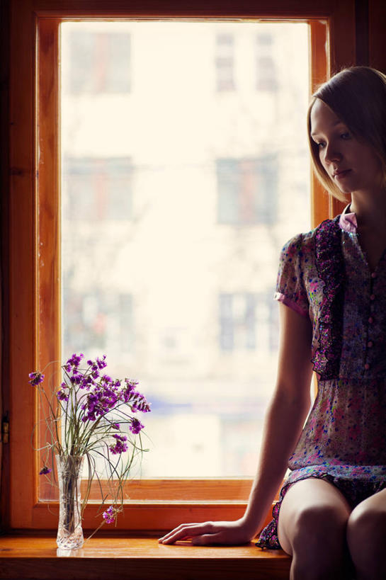 西方人,一个人,坐,竖图,室内,白天,正面,窗户,桌面,桌子,花瓶,欧洲,欧洲人,仅一个年轻女性,仅一个女性,仅一个人,阴影,服装,盛开,反射,木制,影子,花蕾,扭头,注视,休闲装,玻璃窗,玻璃制品,花,花瓣,花朵,鲜花,一个,衣服,玻璃瓶,木制品,瓶子,花苞,花蕊,观察,看,转头,一束,休闲,休闲服,服饰,单个,观看,察看,关注,紫花苜蓿,苜蓿,牧草,紫苜蓿,年轻女性,女人,女性,白种人,坐着,半身,彩图
