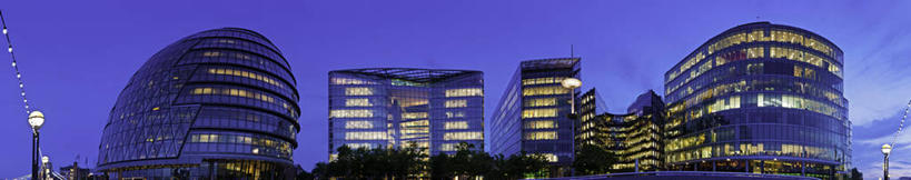 无人,高楼大厦,横图,全景,室外,夜晚,正面,旅游,度假,天际线,植物,窗户,标志建筑,大厦,地标,建筑,路灯,摩天大楼,夜景,照明,英国,欧洲,阴影,光线,影子,灯光,娱乐,建设,英格兰,玻璃窗,灯,树,树木,绿色,天空,自然,天,享受,休闲,旅游胜地,放松,生长,成长,照亮,照明设备,西欧,大不列颠,大不列颠及北爱尔兰联合王国,英吉利,大伦敦,彩图,大楼,高层建筑,高楼,摩天楼,内伦敦,萨瑟克区,大不列颠王国,大英帝国,联合王国,日不落帝国,大伦敦市政厅