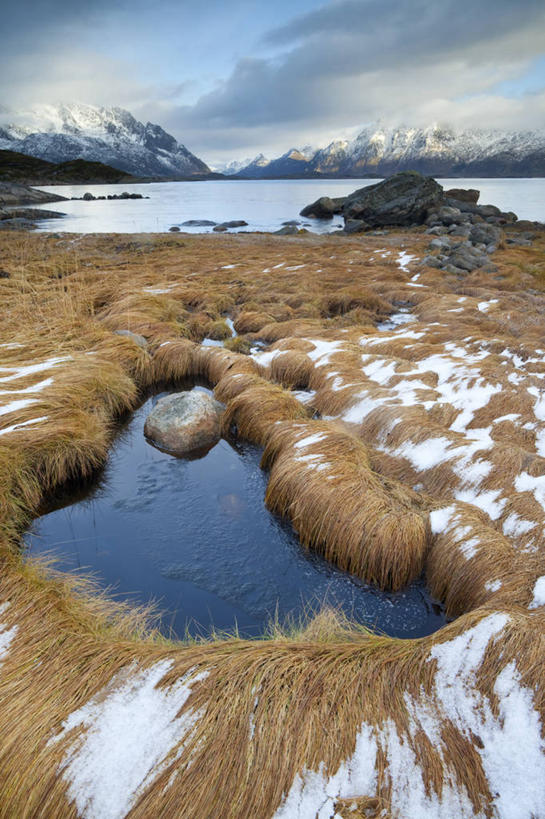 无人,竖图,室外,白天,正面,旅游,度假,海浪,海洋,美景,山,雪,雪山,植物,大雪,挪威,欧洲,阴影,枯萎,光线,影子,冰,积雪,景观,浪花,山峰,雪景,云,云朵,冬季,冬天,枯草,山峦,云彩,娱乐,草,黄色,蓝色,白云,蓝天,天空,阳光,自然,海水,天,享受,休闲,景色,放松,寒冷,晴朗,冰冷,斯堪的纳维亚,自然风光,北欧,斯堪的那维亚,斯堪的那维亚半岛,斯堪的纳维亚半岛,海景,严寒,冰凉,酷寒,凛冽,凛凛,极冷,挪威王国,罗弗敦群岛,诺尔兰,诺尔兰郡,莫斯肯岛,大海,风浪,海,海水的波动,近岸浪,涌浪,晴空,彩图