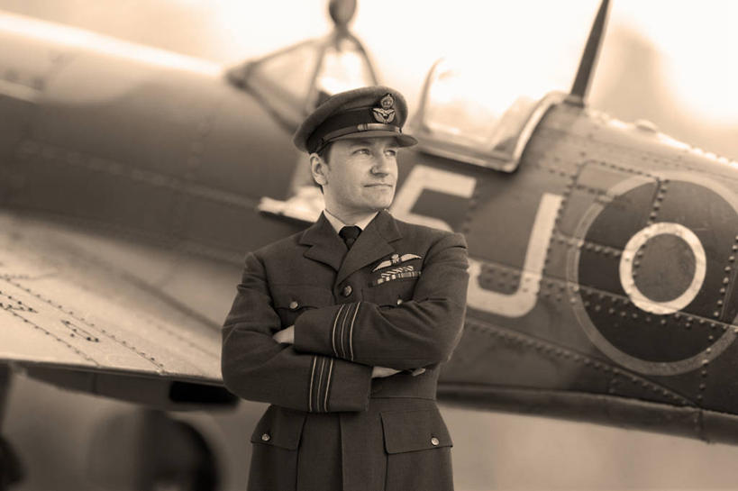 西方人,一个人,飞行员,站,笑,双手交叉,微笑,横图,室外,白天,正面,制服,飞机,帽子,欧洲,欧洲人,仅一个男性,仅一个人,阴影,光线,影子,扭头,注视,航空,运动帽,仅一个年轻男性,衣服,天空,阳光,交通工具,天,观察,看,站着,转头,鸭舌帽,战争,空军,观看,军人,战斗机,察看,双手抱胸,军装,关注,载具,军服,轰炸机,军用机,军用战斗机,男人,男性,年轻男性,白种人,飞行人员,站立,半身,彩图,飞机师