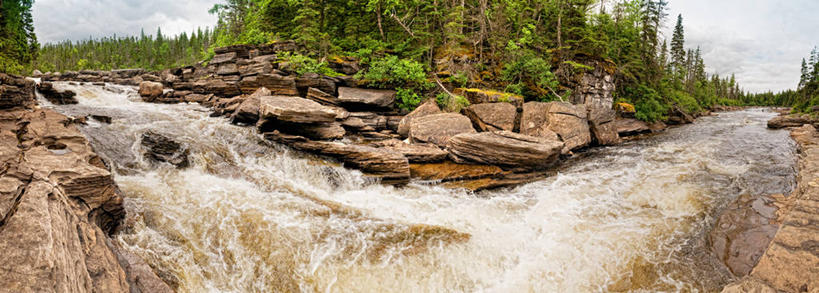 无人,横图,室外,白天,正面,旅游,度假,草地,草坪,河流,礁石,石头,美景,水,植物,加拿大,阴影,飞溅,溅,光线,石子,影子,河水,景观,水流,云,云朵,云彩,娱乐,草,树,树木,蓝色,绿色,白云,蓝天,天空,阳光,自然,天,享受,休闲,景色,放松,生长,晴朗,成长,北美,北美洲,喷洒,自然风光,美洲,北亚美利加洲,亚美利加洲,纽芬兰,礁,石块,岩石,晴空,彩图,纽芬兰.拉布拉多,纽芬兰.拉布拉多省,纽芬兰岛
