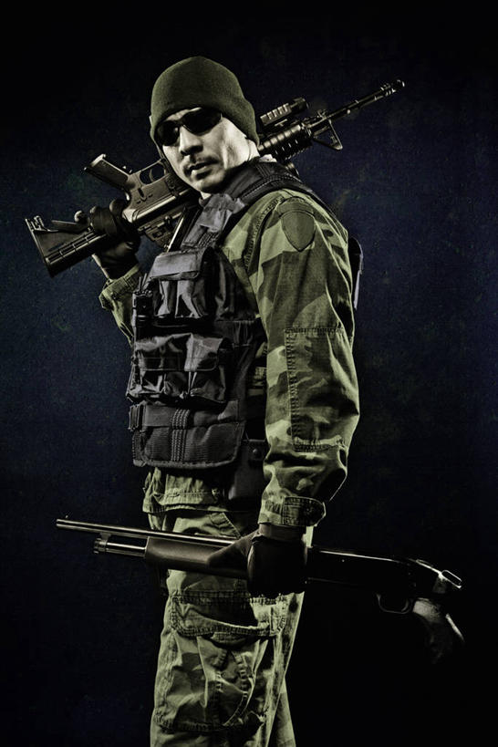 西方人,一个人,站,竖图,室内,白天,侧面,竞争,帽子,欧洲,欧洲人,仅一个男性,仅一个人,士兵,对抗,握,阴影,黑色背景,冲突,反射,墨镜,枪支,眼镜,影子,两把,扭头,注视,破坏,仅一个年轻男性,黑色,太阳镜,太阳眼镜,观察,看,扛,站着,转头,武器,遮阳镜,战争,握着,摄影,机枪,影棚,观看,损坏,察看,攻击,威胁,对立,关注,矛盾,兵器,迷彩服,军服,防御,枪械,机关枪,弹夹,敌对,挫败,斗争,抗拒,抗衡,杀伤,威慑,棉帽,子弹夹,伪装服,野战服,作战服,扛在肩上,危险,男人,男性,年轻男性,白种人,站立,半身,彩图,影棚拍摄,拍摄