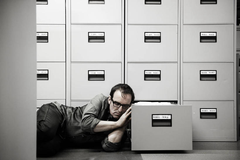 西方人,一个人,图书管理员,图书馆,躺,闭眼,睡,横图,室内,白天,正面,衬衫,西装,柜子,欧洲,欧洲人,仅一个男性,仅一个人,阴影,套装,正装,反射,材料,档案,文件,眼镜,影子,纸,领带,职业装,仅一个年轻男性,手稿,资料,靠,靠着,搭,管理员,证明,象征,庄重,储存,搭着,文档,身份,近视眼镜,档案柜,浏览室,正式,地位,储备,蕴藏,贮备,卧着,男人,男性,年轻男性,白种人,闭眼睛,闭着眼,闭着眼睛,困,困觉,寝息,睡觉,躺着,卧,半身,彩图,衬衣,书库,图书库,贮存,阅览室