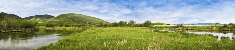 无人,横图,室外,白天,正面,旅游,度假,草地,草坪,河流,美景,山,山脉,水,植物,美国,阴影,光线,影子,河水,景观,山峰,水流,云,云朵,山峦,云彩,娱乐,草,树,树木,蓝色,绿色,白云,蓝天,天空,阳光,自然,群山,天,享受,休闲,景色,放松,生长,晴朗,成长,北美,北美洲,自然风光,美洲,爱达荷州,北亚美利加洲,亚美利加洲,爱达荷,爱达华州,宝石之州,宝石州,晴空,彩图,美利坚合众国