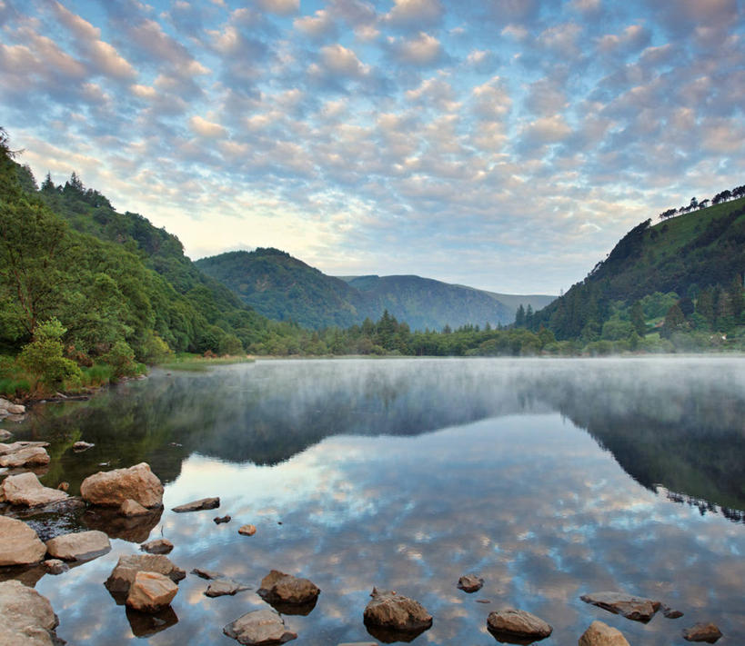 无人,横图,室外,白天,正面,旅游,度假,湖,湖泊,礁石,石头,美景,山,山脉,树林,水,植物,爱尔兰,欧洲,阴影,光线,石子,影子,湖面,景观,山峰,水流,水面,云,云朵,山峦,云彩,娱乐,树,树木,蓝色,绿色,白云,蓝天,天空,阳光,自然,湖水,群山,天,享受,休闲,景色,放松,生长,晴朗,成长,西欧,自然风光,爱尔兰共和国,格伦达洛谷,伦斯特省,威克洛郡,礁,石块,岩石,晴空,彩图