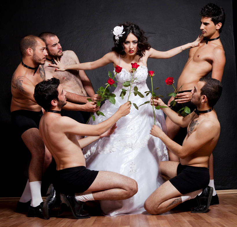 西方人,新娘,新郎,站,坐,跪,举,伸展双臂,横图,室内,白天,正面,婚纱,爱情,婚礼,快乐,幸福,纯洁,热情,地板,玫瑰,欧洲,欧洲人,握,黑色背景,短裤,庆祝,盛开,玫瑰花,地面,许多人,结婚,浪漫,拿,花蕾,拿着,扭头,注视,裸露,木地板,花,花瓣,花朵,鲜花,红色,花苞,花蕊,观察,看,托,站着,转头,一群人,温暖,温馨,喜庆,恩爱,握着,恋人,摄影,红玫瑰,影棚,观看,纪念,恳求,和睦,察看,关注,裸,感动,尊敬,请求,哀求,天真,刺玫花,徘徊花,男人,男性,年轻男性,年轻女性,女人,女性,白种人,情侣,敞开双臂,跪着,举起,举手,举着,伸开双臂,抬头,向上举,向上伸,向上托,仰头,展开双肩,站立,张开手臂,张开双臂,坐着,彩图,全身,影棚拍摄,婚礼服,礼服,高兴,拍摄,央求,要求,伴侣,融洽