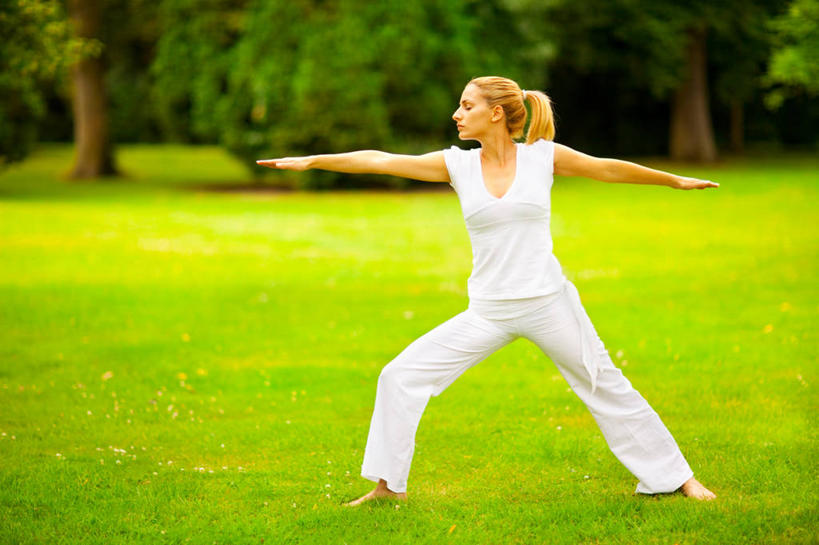 西方人,一个人,站,伸展双臂,横图,室外,白天,正面,锻炼,瑜伽,运动,草地,草坪,植物,欧洲,欧洲人,仅一个年轻女性,仅一个女性,仅一个人,阴影,服装,光线,影子,扭头,注视,休闲装,光脚,草,树,树木,衣服,绿色,阳光,自然,观察,看,站着,转头,休闲,赤脚,休闲服,养生,服饰,生长,成长,观看,察看,关注,体育,年轻女性,女人,女性,白种人,敞开双臂,伸开双臂,展开双肩,站立,张开手臂,张开双臂,彩图,全身,健身,勇士二式,勇士式