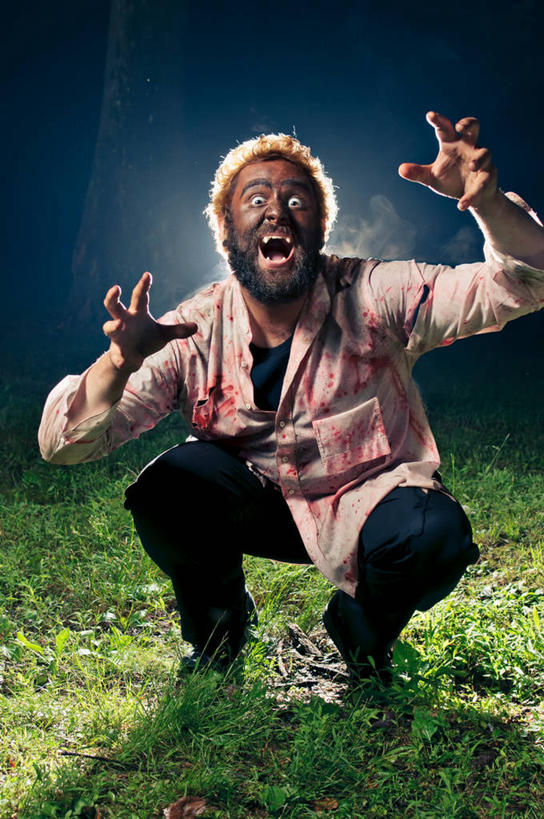 西方人,一个人,蹲,举,竖图,室外,白天,正面,草地,草坪,植物,狼,欧洲,欧洲人,仅一个男性,仅一个人,仅一个中年男性,阴影,服装,节日,生气,庆祝,反射,影子,扭头,注视,休闲装,文化,草,衣服,蓝色,绿色,蓝天,天空,天,观察,看,托,张嘴,转头,庆典,休闲,休闲服,万圣节,愤怒,服饰,观看,纪念,恼怒,察看,愤慨,怒气,气愤,发怒,关注,怒火,情绪,怪物,脾气,张大嘴巴,狼人,忿怒,怨恨,强烈,气忿,愤恨,肝火,激动,男人,男性,中年男性,白种人,张开嘴,蹲着,举起,举手,举着,抬头,向上举,向上伸,向上托,仰头,半身,彩图