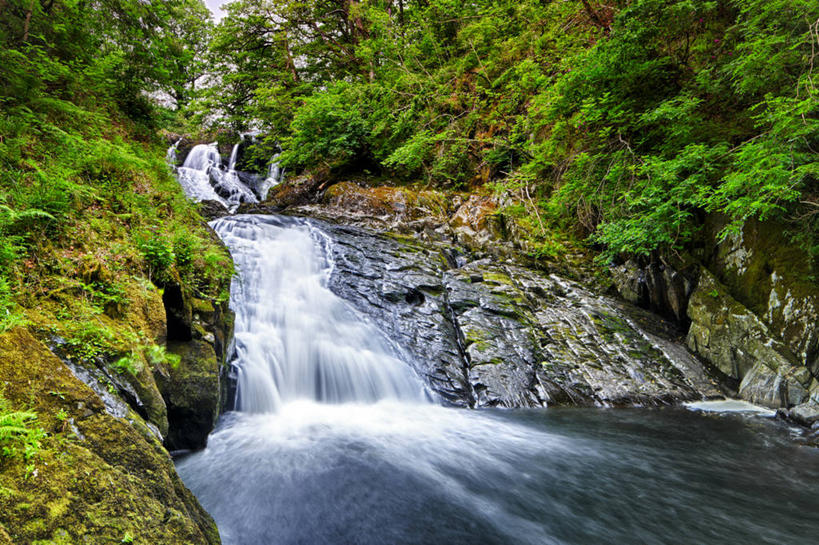 无人,横图,室外,白天,正面,旅游,度假,石头,美景,瀑布,水,植物,英国,欧洲,阴影,飞溅,溅,光线,石子,液体,影子,景观,水滴,青苔,苔藓,娱乐,水珠,树,树木,绿色,阳光,自然,享受,休闲,景色,放松,生长,成长,西欧,喷洒,自然风光,大不列颠,威尔士,大不列颠及北爱尔兰联合王国,威尔士公国,格温内思郡,斯诺登山,坎布里亚山脉,跌水,石块,彩图,大不列颠王国,大英帝国,联合王国,日不落帝国