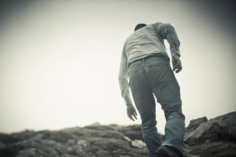 西方人,一个人,走,横图,室外,白天,仰视,石头,山,山脉,雨,暴雨,大雨,欧洲,欧洲人,仅一个男性,仅一个人,仅一个中年男性,服装,石子,山峰,乌云,云,阴天,云朵,山峦,云彩,休闲装,衣服,天空,群山,天,休闲,休闲服,服饰,昏暗,阴沉,男人,男性,中年男性,白种人,石块,岩石,步行,散步,走路,半身,彩图,低角度拍摄,强降水,强降雨