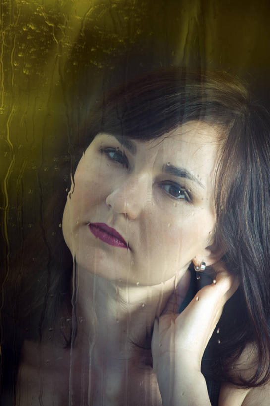 西方人,脸,头,脸颊,手,头发,一个人,坐,竖图,室内,特写,白天,正面,水,窗户,落地窗,欧洲,欧洲人,仅一个年轻女性,仅一个女性,仅一个人,撑,服装,朦胧,模糊,透明,液体,水滴,棕色,扭头,托腮,注视,休闲装,耳钉,肩膀,玻璃窗,水珠,装饰品,衣服,饰品,首饰,观察,看,托,转头,休闲,手部,休闲服,雨水,服饰,观看,生机,单手,察看,关注,剔透,托下巴,灵动,耳饰,通明,单手托腮,年轻女性,女人,女性,白种人,头部,脸部,脸蛋,面部,小雨,抬头,仰头,坐着,半身,彩图,晶莹