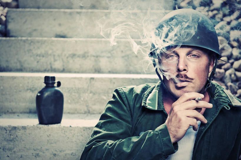 西方人,一个人,坐,吸烟,横图,室外,白天,正面,制服,石头,楼梯,香烟,帽子,欧洲,欧洲人,仅一个男性,仅一个人,仅一个中年男性,握,阴影,光线,壶,石子,头盔,影子,阶梯,拿,拿着,注视,台阶,水壶,衣服,阳光,安全帽,茶壶,容器,吹,观察,看,烟,握着,观看,军人,察看,军装,关注,军服,男人,男性,中年男性,白种人,卷烟,烟草,纸烟,石块,抽烟,坐着,半身,彩图