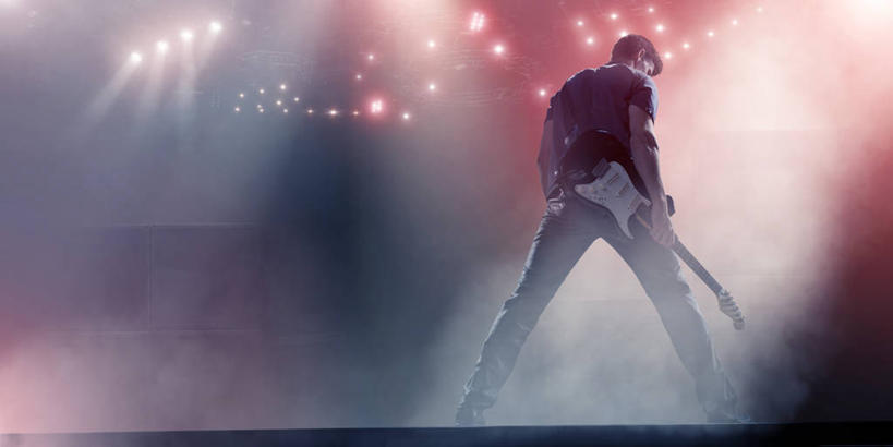 西方人,一个人,舞台,站,横图,室内,夜晚,仰视,照明,欧洲,欧洲人,仅一个男性,仅一个人,握,服装,梦幻,发光,光束,灯光,吉他,乐器,弦乐器,光亮,拿,拿着,扭头,灯,仅一个年轻男性,衣服,灯具,低头,站着,转头,烟,握着,服饰,照亮,未来,衣着,照明设备,穿着,发亮,弹拨弦鸣乐器,表演服,演出服,憧憬,垂头,衣饰,道具服,男人,男性,年轻男性,白种人,表演台,站立,彩图,低角度拍摄,全身,舞台照明,舞台灯光,舞台灯,LED舞台灯,弹拨弦乐器