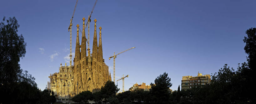 无人,教堂,横图,室外,白天,仰视,旅游,度假,植物,标志建筑,地标,建筑,西班牙,欧洲,巴塞罗那,阴影,节日,光线,影子,文化,娱乐,建设,树,树木,蓝色,绿色,蓝天,天空,阳光,自然,天,祈祷,享受,休闲,健康,旅游胜地,放松,许愿,宗教,信仰,生长,晴朗,成长,纪念,祈求,基督教,南欧,天主教,信念,万里无云,首府,加泰罗尼亚,西班牙王国,巴塞罗那大教堂,平安,晴空,晴空万里,彩图,低角度拍摄,大教堂,礼拜堂